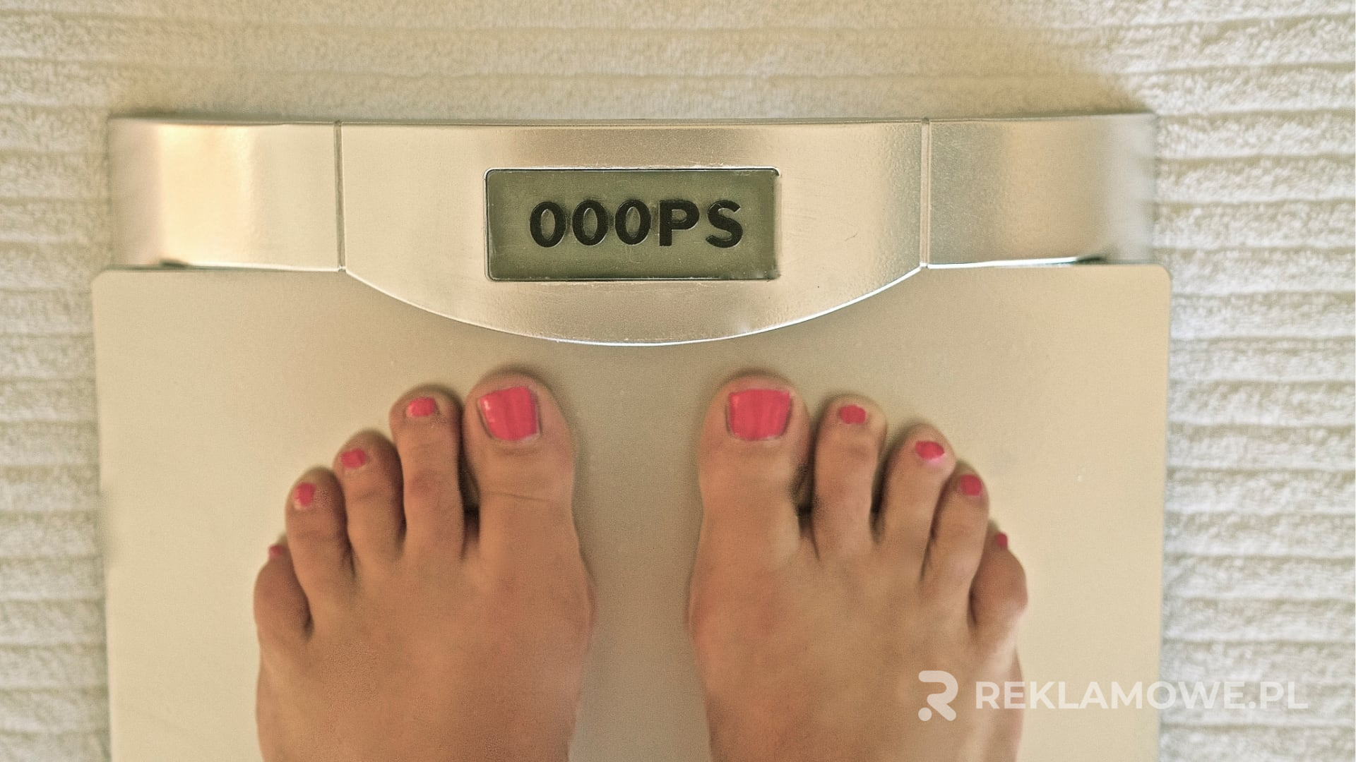 Ekonomia i wagi reklamowe w tle