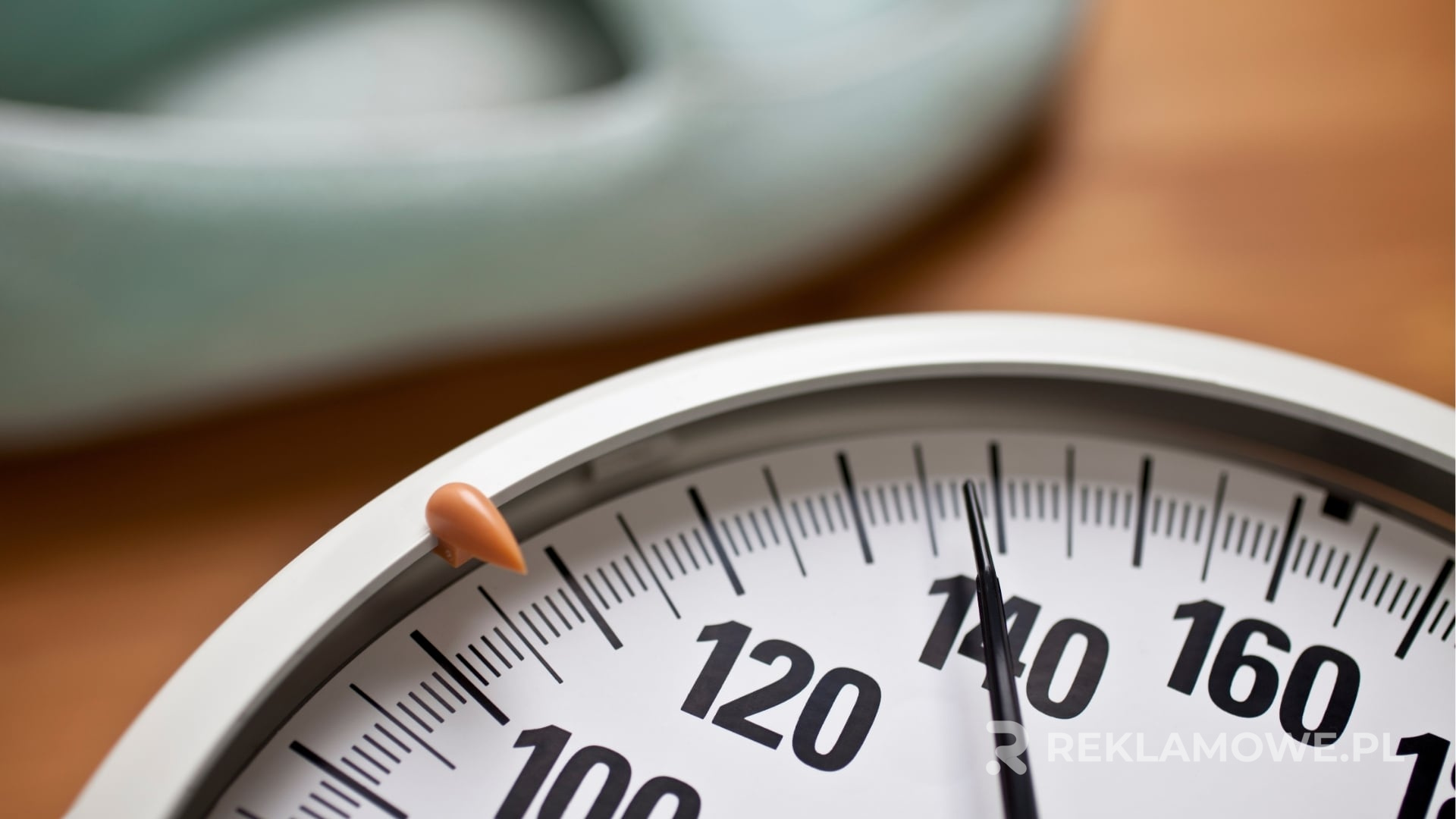 Zdjęcie nowoczesnej wagi reklamowej z 2025 roku