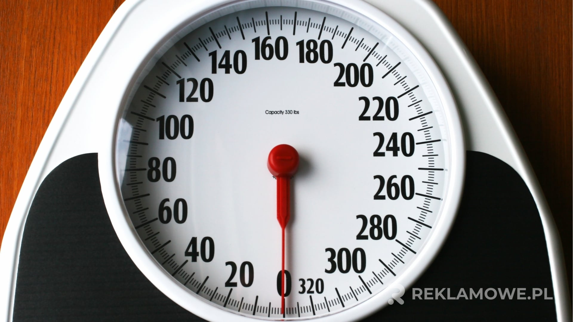 Waga reklamowa w sklepie odzieżowym